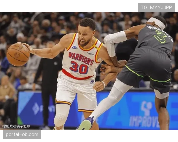 库里在麦迪逊广场花园命中第3500记三分，现场球迷起立致敬